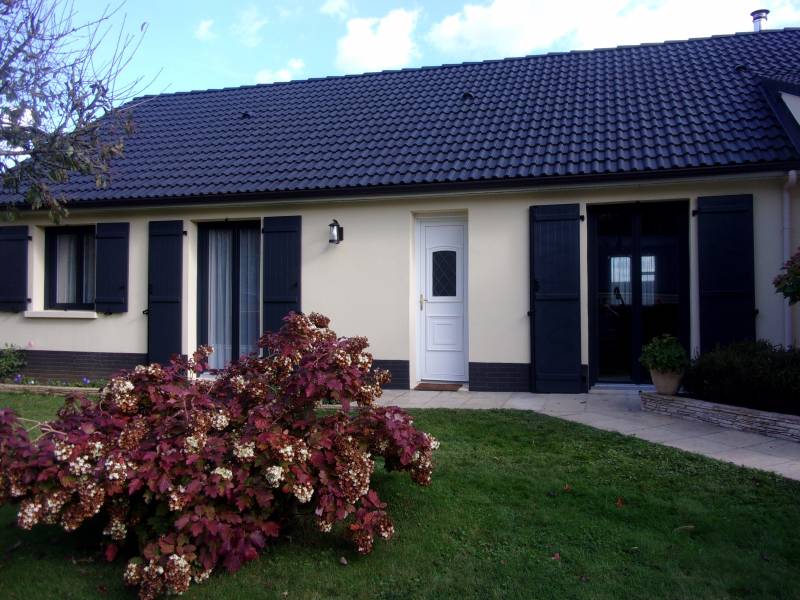 Installation de menuiseries PVC, de volets battants et d'une porte de garage au Cailly