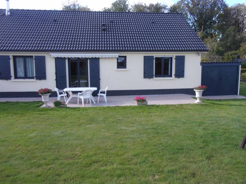 Installation de menuiseries PVC, de volets battants et d'une porte de garage au Cailly