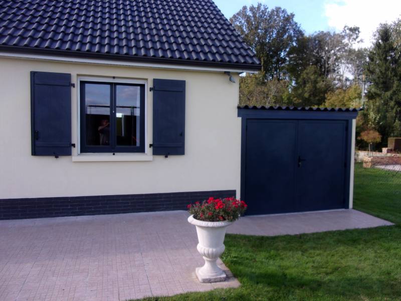 Installation de menuiseries PVC, de volets battants et d'une porte de garage au Cailly
