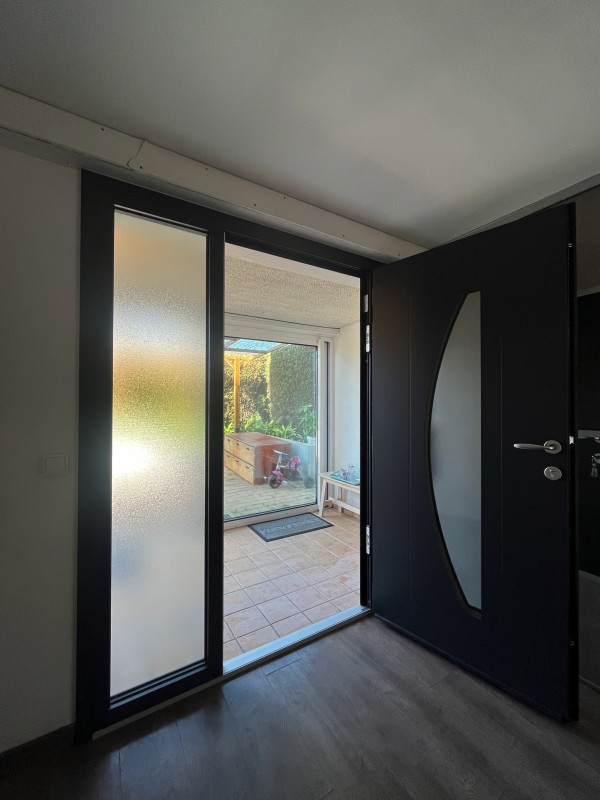 Installer une porte d’entrée monobloc en aluminium avec deux fixes latéraux, posée en applique, à Maromme près de Rouen (76)