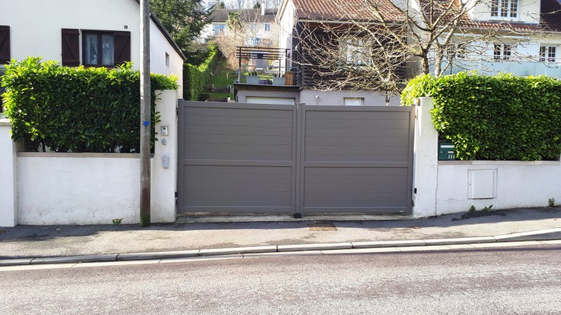 Portail aluminium occultant avec régulateur de pente garanti 25 ans rouen installé par un professionnel