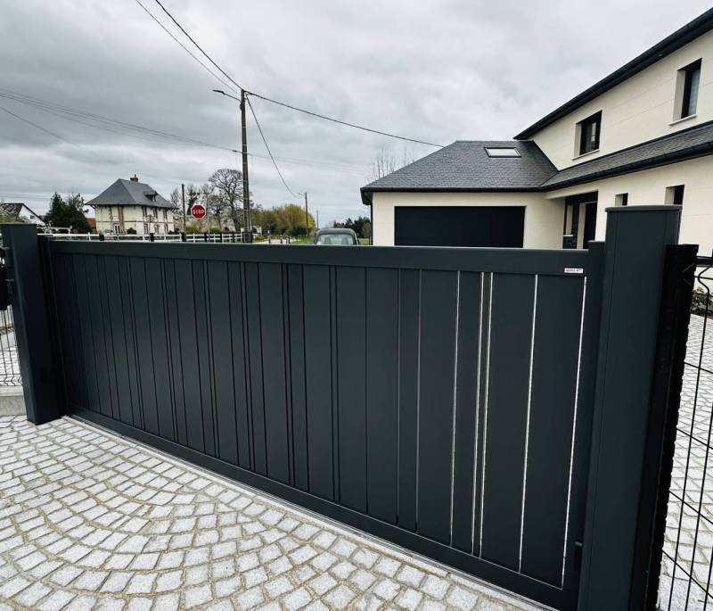 Gyrophare 24V IO  et photocellules SOMFY sur portail motorisé installé à Duclair par ETANEL