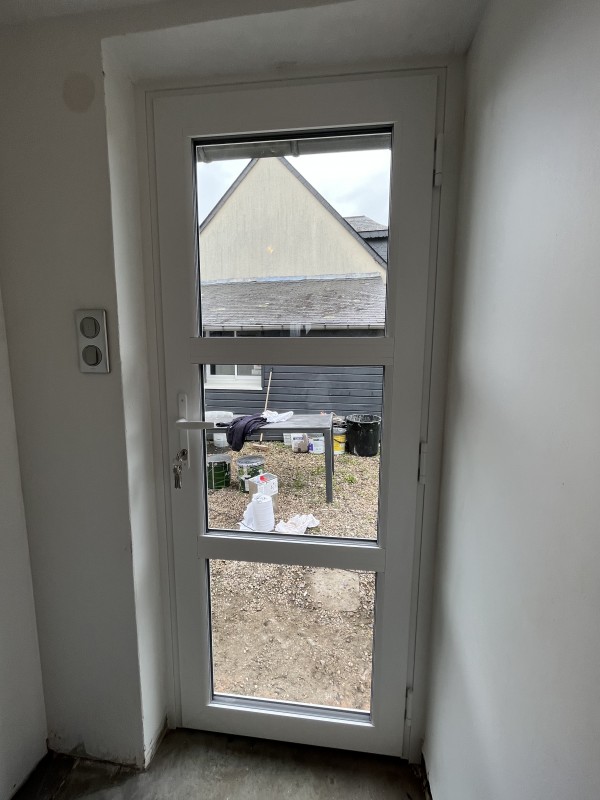 Installer une porte d’entrée sur mesure en aluminium blanc avec vitrage sécurisé à Notre-Dame-de-Bondeville près de Rouen (76).