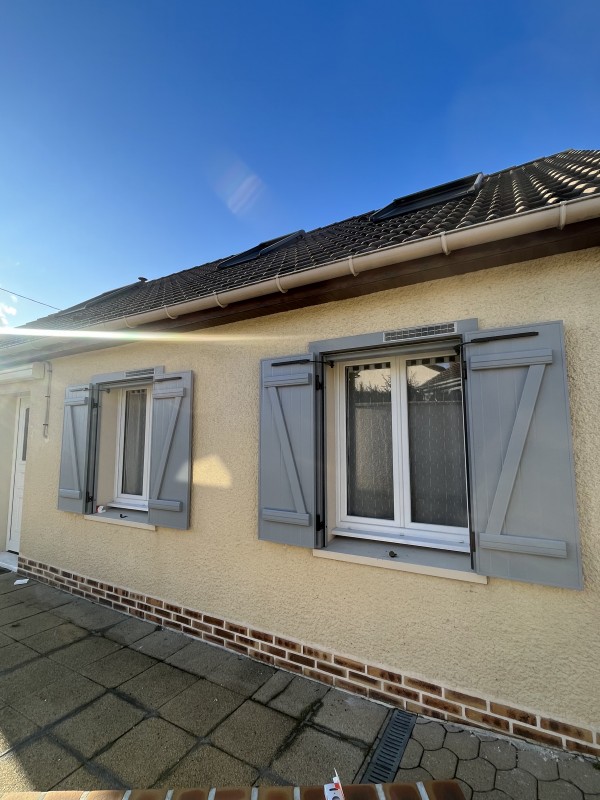 Volets battants aluminium motorisation solaire précadre bâti rénovation rouen