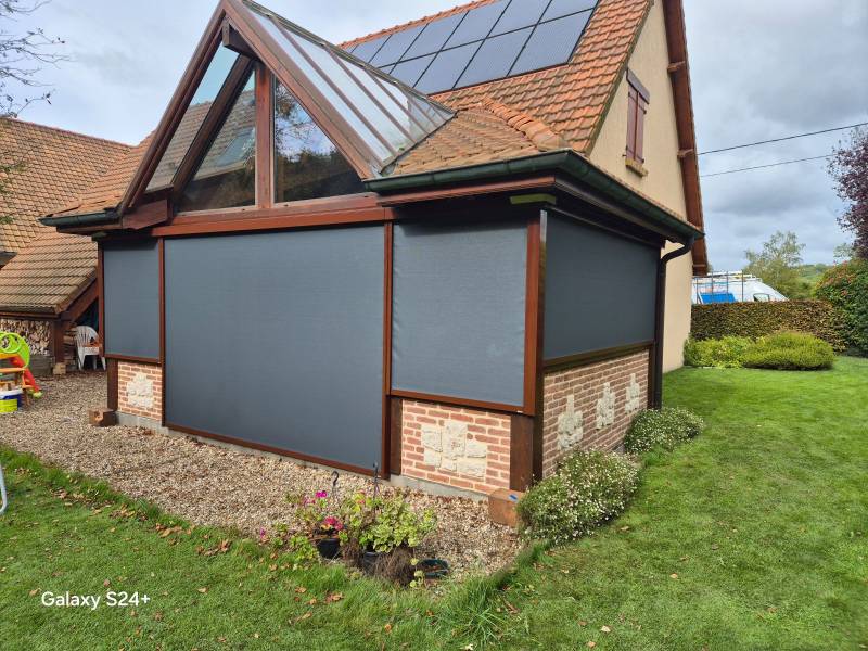 Découvrez les avantages des fenêtres en verre local avec ETANEL : apportez lumière naturelle et sensation d'espace à votre intérieur tout en privilégiant des matériaux de qualité