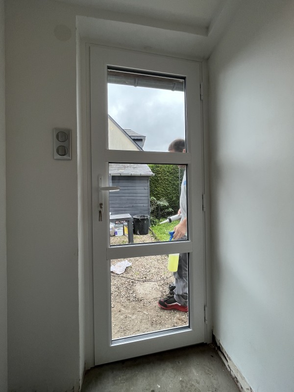 Installer une porte d’entrée sur mesure en aluminium blanc avec vitrage sécurisé à Notre-Dame-de-Bondeville près de Rouen (76).