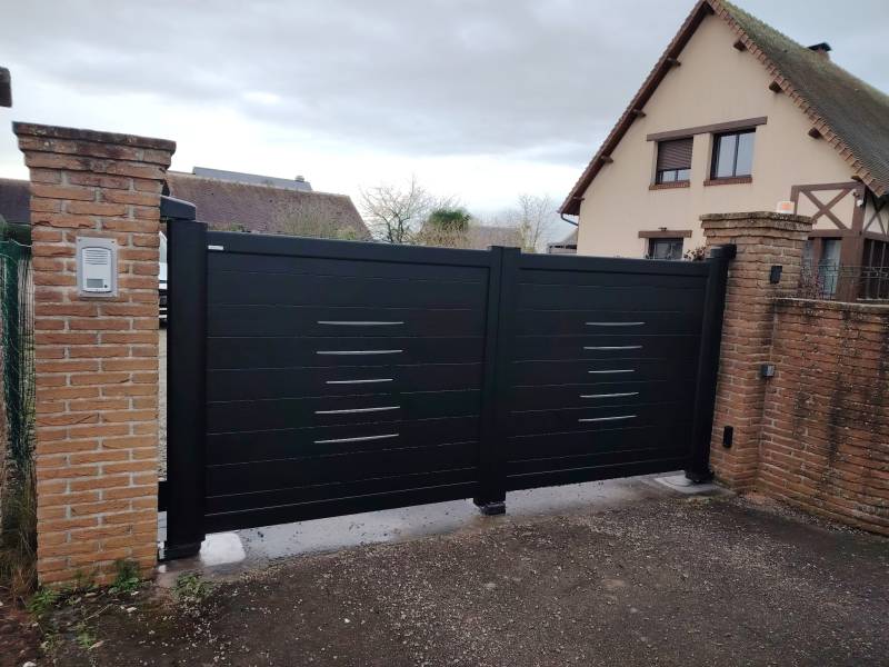 ETANEL Motorisation SOMFY intégrée portail battant aluminium
