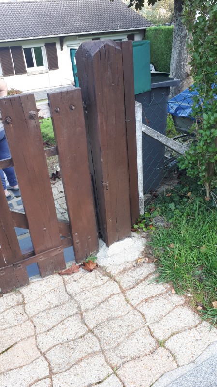 Remplacement d’un portail bois par un portail en aluminium manuel coloris mars rouille sablé avec création de longrine à Notre-Dame-de-Bondeville près de Rouen (76)