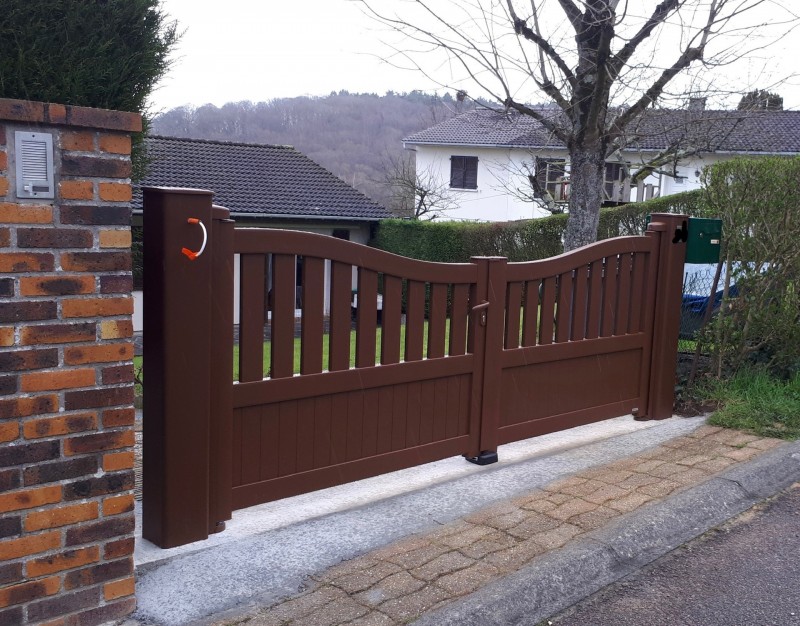 Remplacement d’un portail bois par un portail en aluminium manuel coloris mars rouille sablé avec création de longrine à Notre-Dame-de-Bondeville près de Rouen (76)