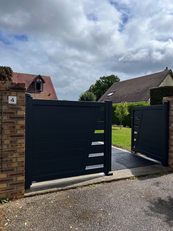 Installer un portail en aluminium sur mesure gris anthracite manuel avec numéro découpe laser à Saint-Ouen-du-Tilleul près d’Elbeuf (76)
