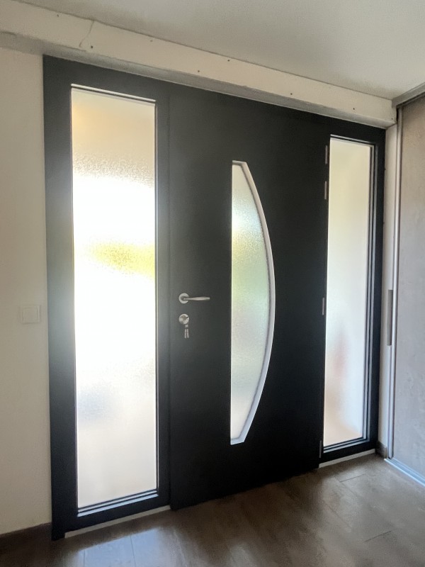 Installer une porte d’entrée monobloc en aluminium avec deux fixes latéraux, posée en applique, à Maromme près de Rouen (76)