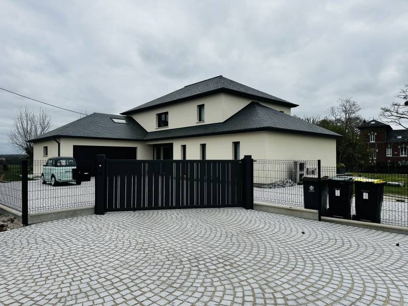 Rail inox et longrine béton pour portail coulissant — réalisation ETANEL en Seine-Maritime