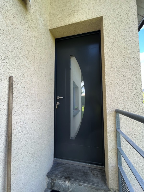 Installer une porte d’entrée EURADIF en aluminium bicolore via une entreprise certifiée RGEà Mont Saint Aignan près de Rouen (76)