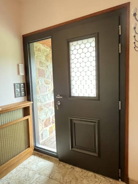 Porte d'entrée aluminium Barentin par professionnel qualifié noir 2100 modèle SPENCER tradition ETANEL sécurisé et isolant