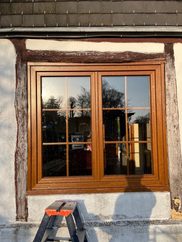 Installer des menuiseries PVC chêne doré dans une maison près de Henouville (76)