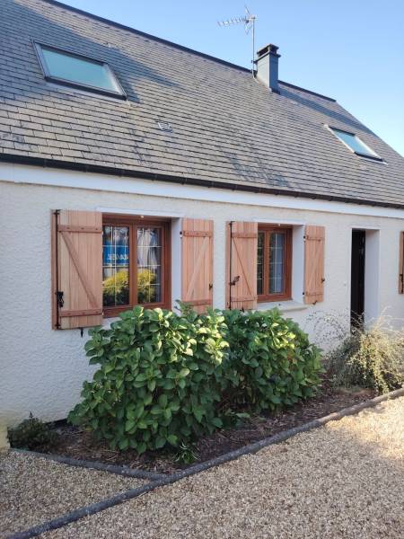 ETANEL Volets en bois exotique rouge avec ferrage en acier noir.