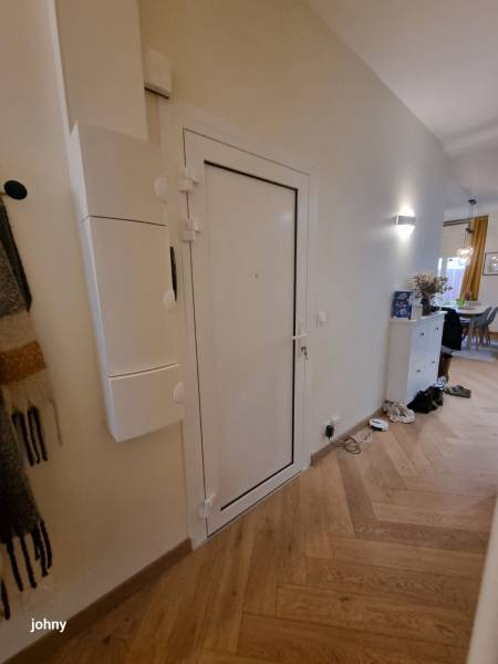 Installation de houteaux (triangles) à soufflet en aluminium un vantail avec ouverture à soufflet et petit-bois incorporés, ainsi que d’une porte d’entrée verte personnalisée à Canteleu près de Maromme (76) par une entreprise spécialisée depuis 1976.