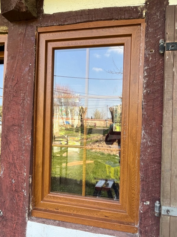 Installer des menuiseries PVC chêne doré dans une maison près de Henouville (76)