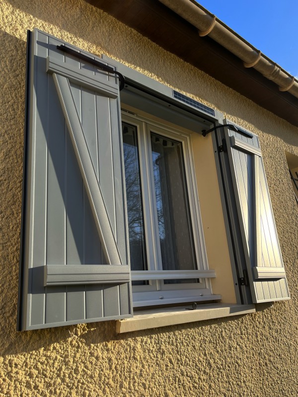 Volets battants aluminium motorisation solaire précadre bâti rénovation rouen