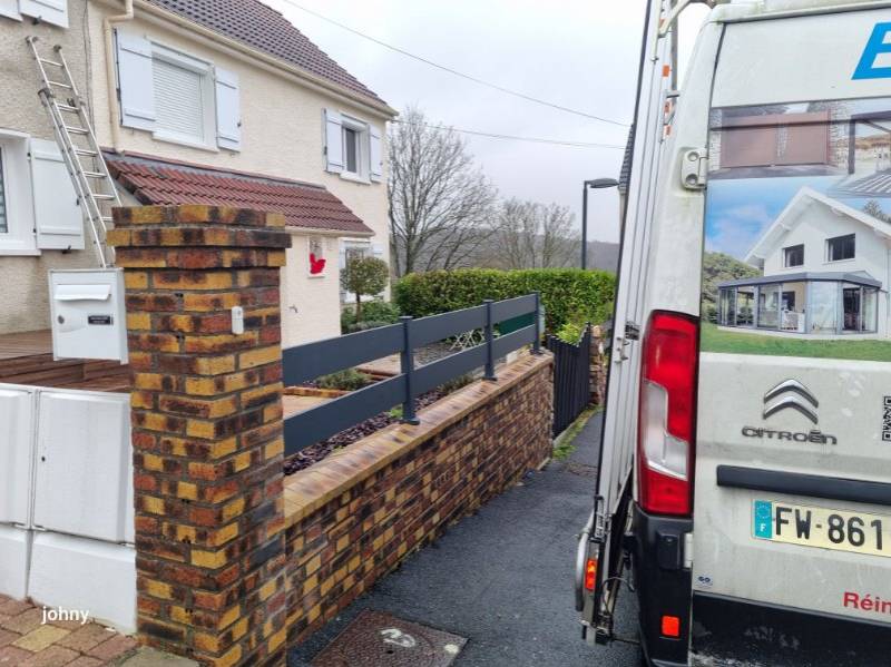 Installation de houteaux (triangles) à soufflet en aluminium un vantail avec ouverture à soufflet et petit-bois incorporés, ainsi que d’une porte d’entrée verte personnalisée à Canteleu près de Maromme (76) par une entreprise spécialisée depuis 1976.
