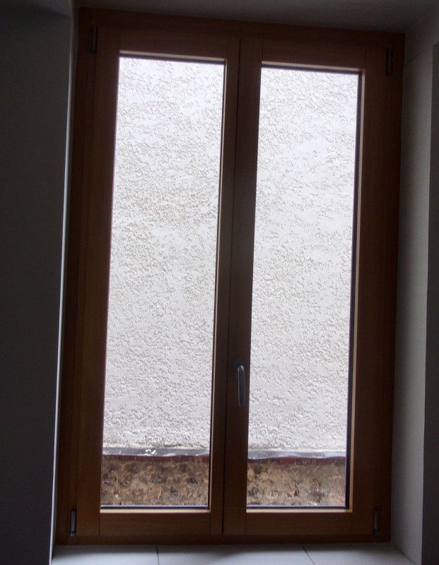 Rénover des fenêtres par des menuiseries hybrides mixant bois et aluminium en bicoloration à Rouen (76)