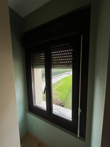 Remplacement de menuiseries bois simple vitrage avec volets par des fenêtres PVC isolantes sur mesure en bicoloration sans petits bois avec volets, avec plus de lumière à Oissel près de Belbeuf