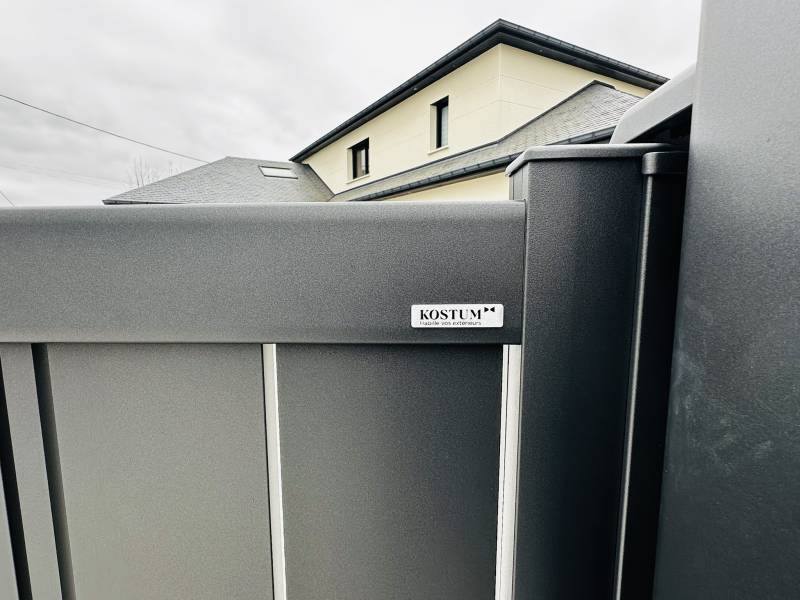 Portail aluminium noir sur mesure KOSTUM en Normandie — thermolaquage Qualicoat Seaside garanti 30 ans