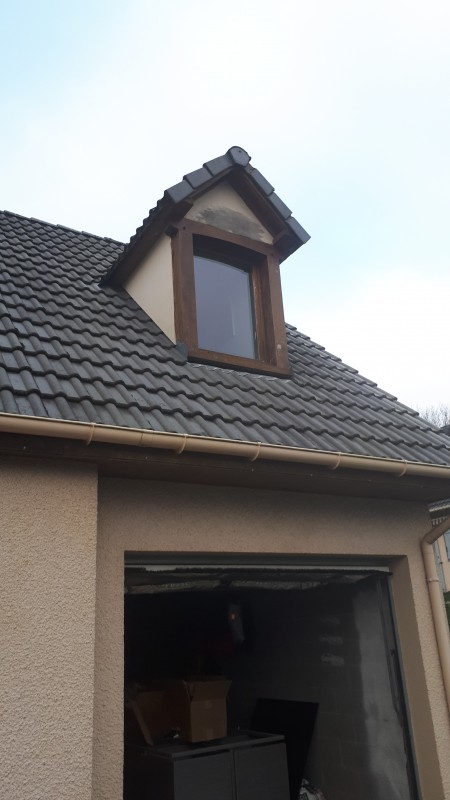 Rénovation thermique et esthétique de pavillon avec changement des fenêtres aluminium, de la porte d’entrée et des volets solaires SOMFY via entreprise RGE QUALIBAT à Isneauville près de Buchy 76