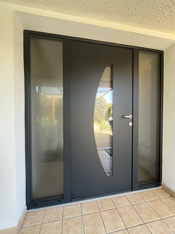 Installer une porte d’entrée monobloc en aluminium avec deux fixes latéraux, posée en applique, à Maromme près de Rouen (76)