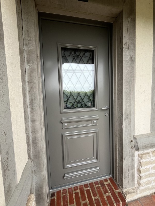 ETANEL Détail du décor vitrage grille Rustica sur une porte d’entrée à Malaunay.