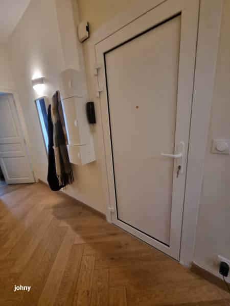 Installation de houteaux (triangles) à soufflet en aluminium un vantail avec ouverture à soufflet et petit-bois incorporés, ainsi que d’une porte d’entrée verte personnalisée à Canteleu près de Maromme (76) par une entreprise spécialisée depuis 1976.