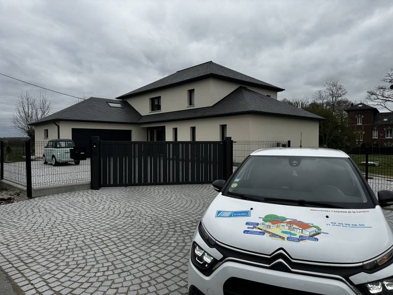 Équipe ETANEL posant un portail coulissant aluminium à Duclair, 50 ans d'expérience en menuiserie extérieure
