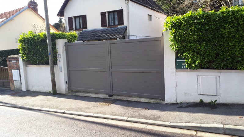 Portail aluminium occultant avec régulateur de pente garanti 25 ans rouen installé par un professionnel