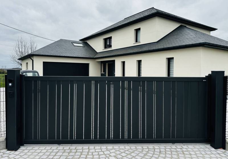 Showroom ETANEL en Normandie : portails aluminium, vérandas, pergolas, volets et fenêtres sur mesure