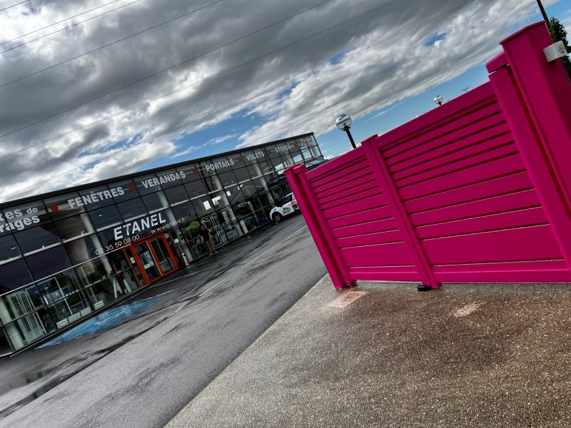 Faire installer un portail motorisé personnalisable pour une maison en location proche de Eu 76