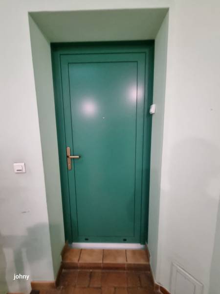 Installation de houteaux (triangles) à soufflet en aluminium un vantail avec ouverture à soufflet et petit-bois incorporés, ainsi que d’une porte d’entrée verte personnalisée à Canteleu près de Maromme (76) par une entreprise spécialisée depuis 1976.