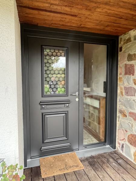 Porte d'entrée aluminium Barentin par professionnel qualifié noir 2100 modèle SPENCER tradition ETANEL sécurisé et isolant