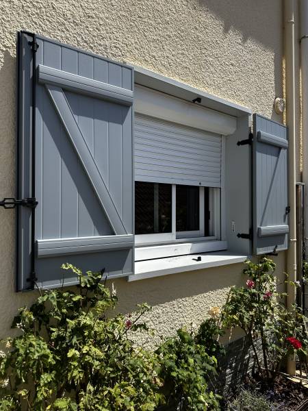     Pose de volets battants aluminium SOTHOFERM gris RAL 7001 à Pavilly