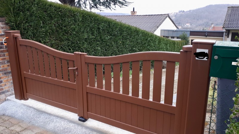 Remplacement d’un portail bois par un portail en aluminium manuel coloris mars rouille sablé avec création de longrine à Notre-Dame-de-Bondeville près de Rouen (76)