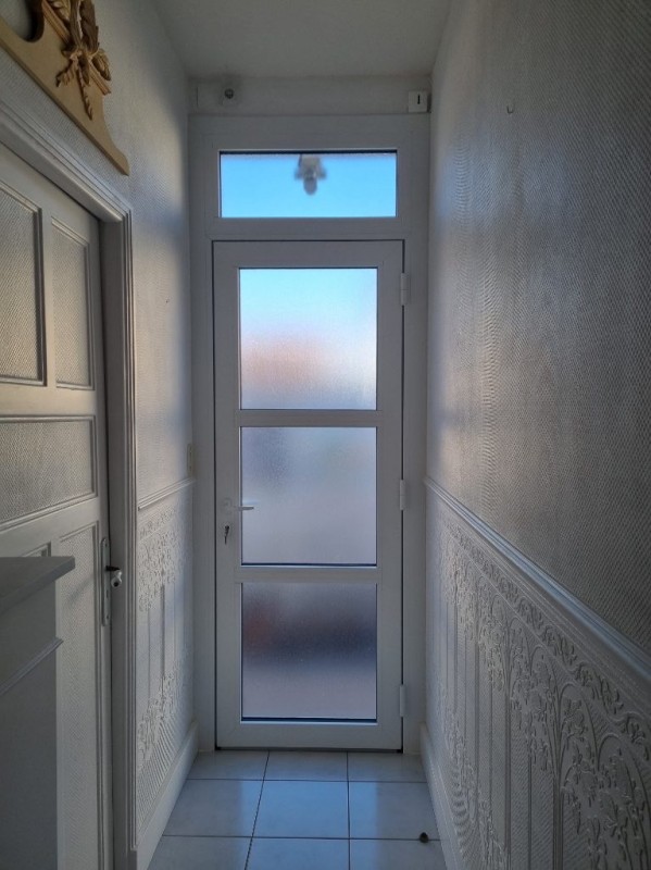porte d’entrée en aluminium avec du vitrage G200 d’aspect flouté