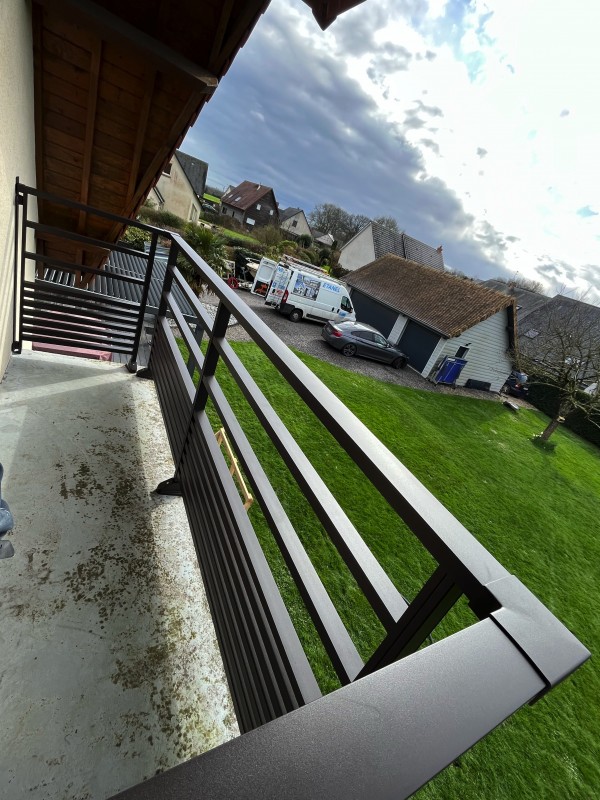 Garde-corps règlementaire personnalisé en aluminium Seine-Maritime