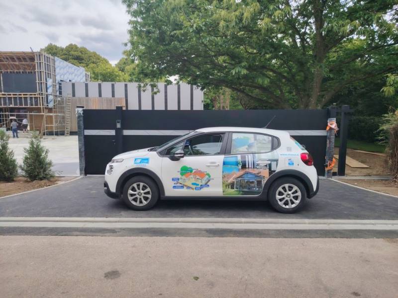 Portail aluminium coulissant unique de grande dimension à Saint-Martin-de-Boscherville.