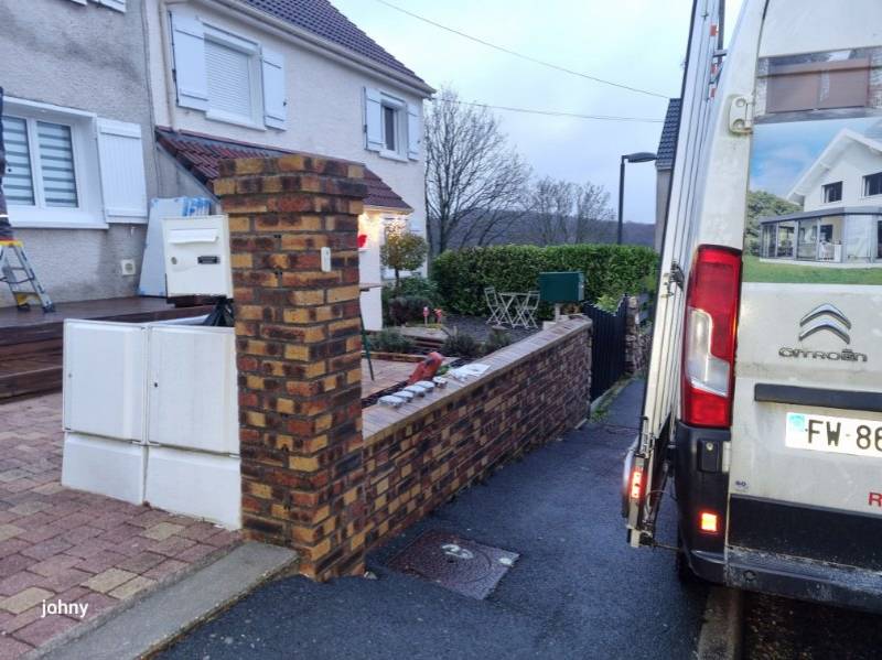 Installation de houteaux (triangles) à soufflet en aluminium un vantail avec ouverture à soufflet et petit-bois incorporés, ainsi que d’une porte d’entrée verte personnalisée à Canteleu près de Maromme (76) par une entreprise spécialisée depuis 1976.