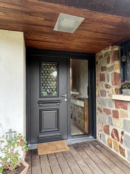 Porte d'entrée aluminium Barentin par professionnel qualifié noir 2100 modèle SPENCER tradition ETANEL sécurisé et isolant