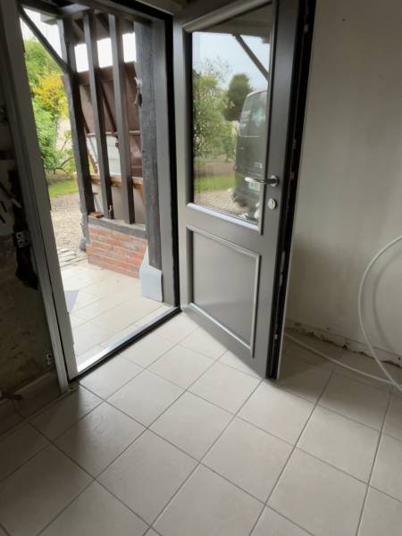 avant après remplacement porte bois par porte aluminium à Rouen