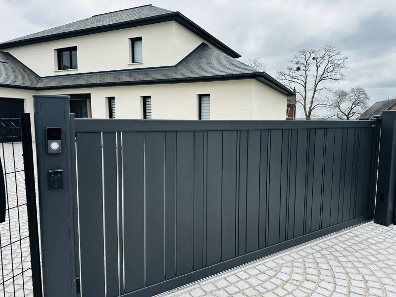 Showroom ETANEL en Normandie : portails aluminium, vérandas, pergolas, volets et fenêtres sur mesure