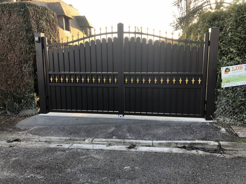 Installer un portail battant motorisé en aluminium à Mont-Saint-Aignan avec festonnage