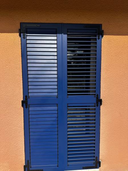 porte d’entrée aluminium traditionnelle bleue sur-mesure fabriquée en France