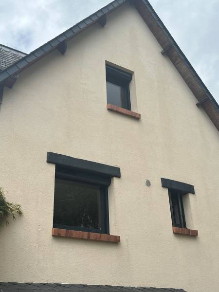 ETANEL Volets roulants solaires SOMFY installés sur une maison à Saint-Paër, mettant en valeur leur design moderne.