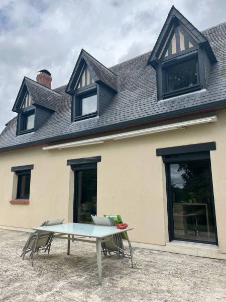 ETANEL Volets roulants solaires SOMFY installés sur une maison à Saint-Paër, mettant en valeur leur design moderne.